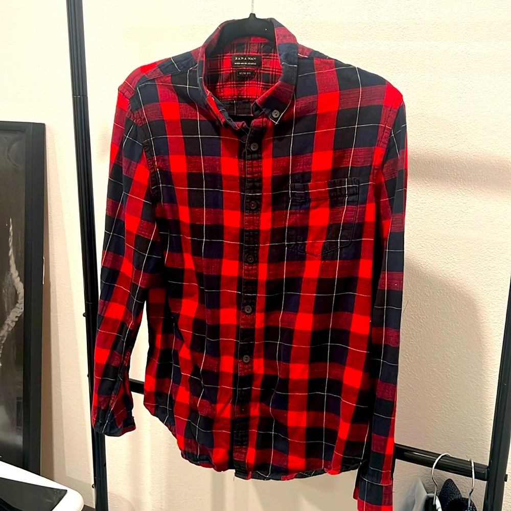 Zara. Slim Fit. Large (fits like medium) Shirt